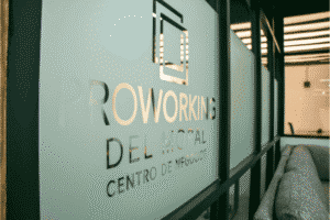 cristal con logo renta de espacios coworking leon