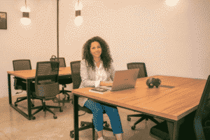 mujer trabajando feliz en coworking renta de oficina