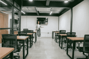 mujer dando taller en sala de juntas rentada coworking