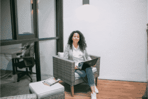 mujer trabajando en espacio recreativo cowoking