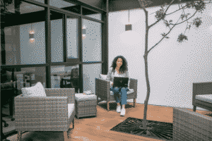 mujer laborando en espacio coworking